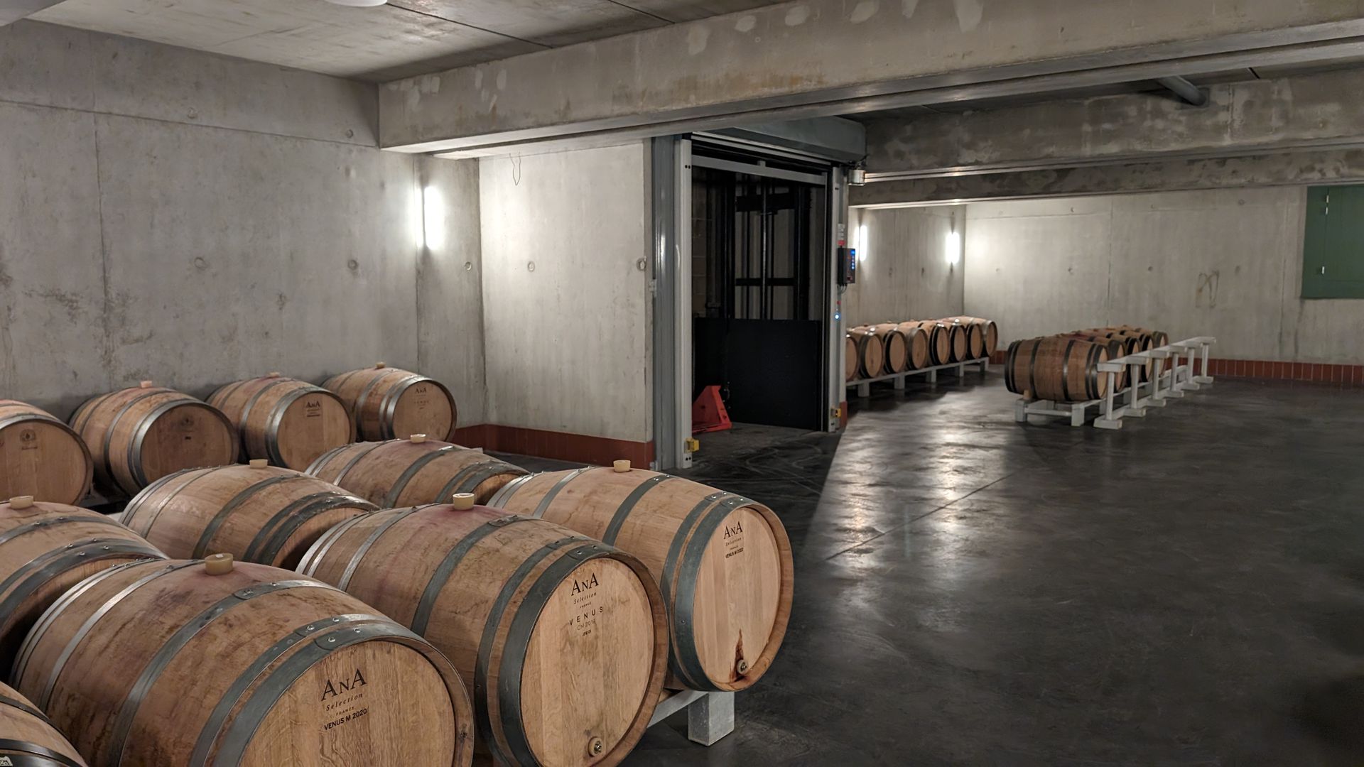 intérieur domaine viticole monte-charge