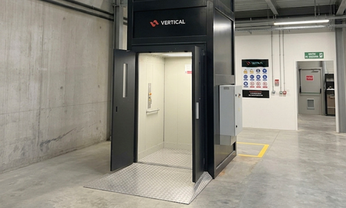 Monte-charge accompagné industrie
